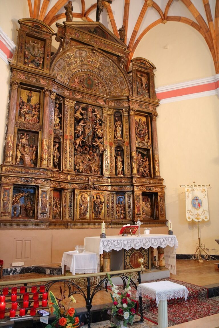 altar de la iglesia de malanquilla decorado para una misa solemne