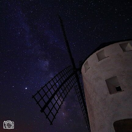 bonita imagen nocturna del molino de viento de malanquilla con la vía láctea al fondo en una noche muy estrellada