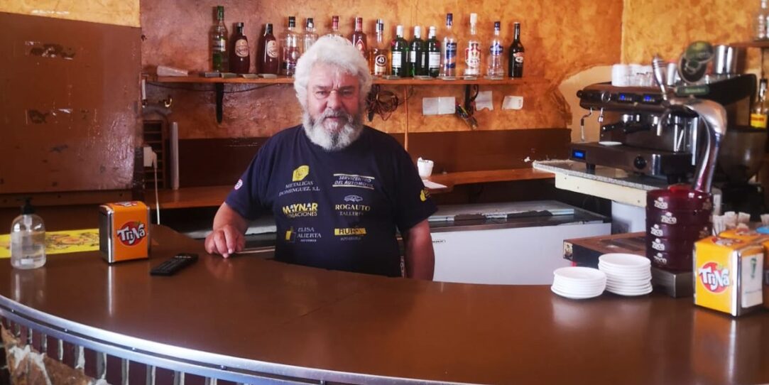 fotografía de cipri el regidor del bar de malanquilla desde hace 30 años