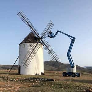 trabajos de arreglo y restauración de las aspas del molino de viento de malanquilla