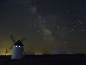 fotografía nocturna de miguel ángel miralles a la vía láctea tras el molino de viento de malanquilla